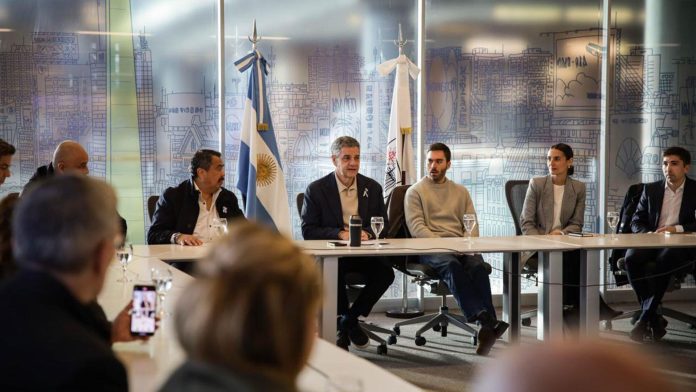 El gobierno porteño simplificará el sistema de taxis y se les exigirá licencia profesional a los choferes de aplicaciones