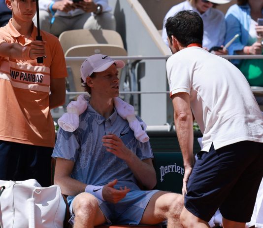 El momento del colapso de Jannik Sinner cuando estaba a un game del triunfo ante Cerúndolo en Roland Garros y la polémica detrás de su atención médica