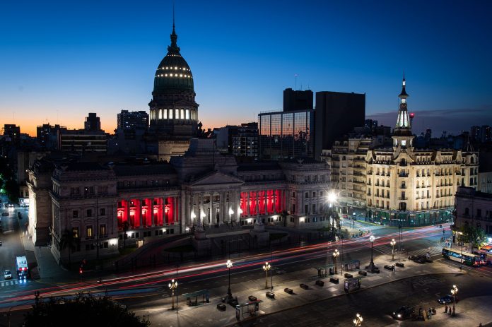 El Senado disminuye su actividad y aprovecha la semana corta para ganar tiempo y bajar tensiones