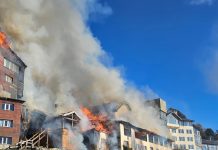 Feroz incendio en un histórico hotel turístico de Bariloche: el fuego habría comenzado por una quema de hojas secas