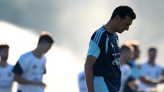 Horas decisivas para la confección de la lista de 26 futbolistas que Scaloni llevará al Mundial: las dudas de último momento