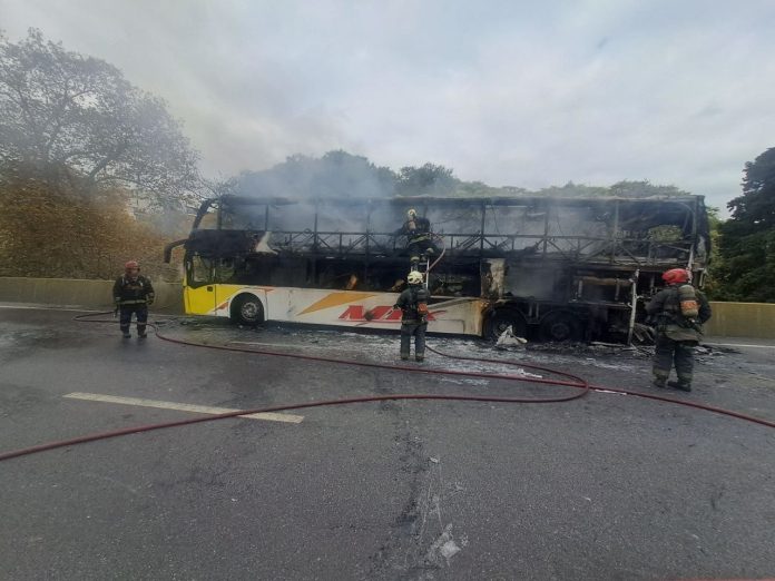Impactante incendio en la autopista 25 de mayo: un micro se prendió fuego a la altura de Parque Chacabuco