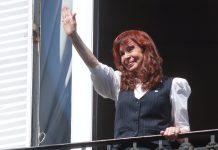 Intendentes buscan armar una mesa para ordenar la interna, mientras Cristina Kirchner emerge en la centralidad