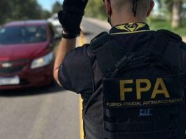 Intentó descartar cocaína por la ventanilla del auto durante un control policial y terminó detenido: tenía antecedentes