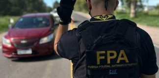 Intentó descartar cocaína por la ventanilla del auto durante un control policial y terminó detenido: tenía antecedentes