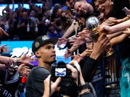 Joven de 17 años fue declarado con muerte cerebral tras caer de un auto en los festejos por la victoria de los Spurs