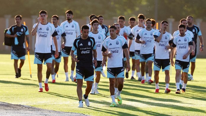 Los 28 futbolistas de la prelista de Scaloni que finalizan su actividad con los clubes y quedarán a disposición para el Mundial 2026