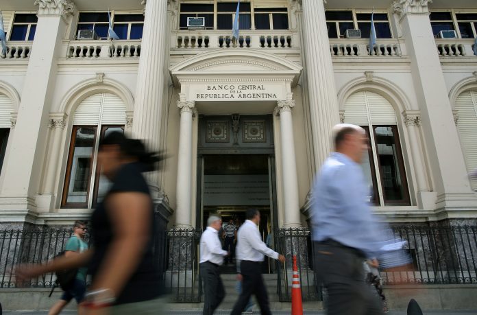 Los bancarios lograron un nuevo aumento alineado con la inflación y el sueldo inicial marca otro récord