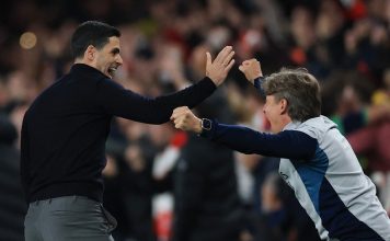 Los gestos de los jugadores del Arsenal con Gabriel Heinze tras la clasificación a la final de la Chapions League