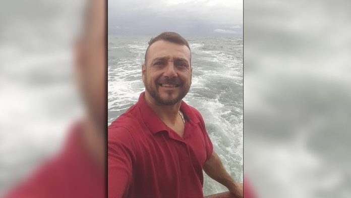 “Me estoy muriendo, que manden helicóptero”: investigan al capitán de un barco y a un médico por la muerte de un marinero