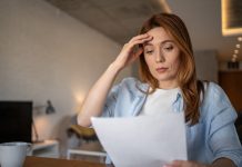 Miles de estudios científicos tienen citas inventadas por IA, revela un informe