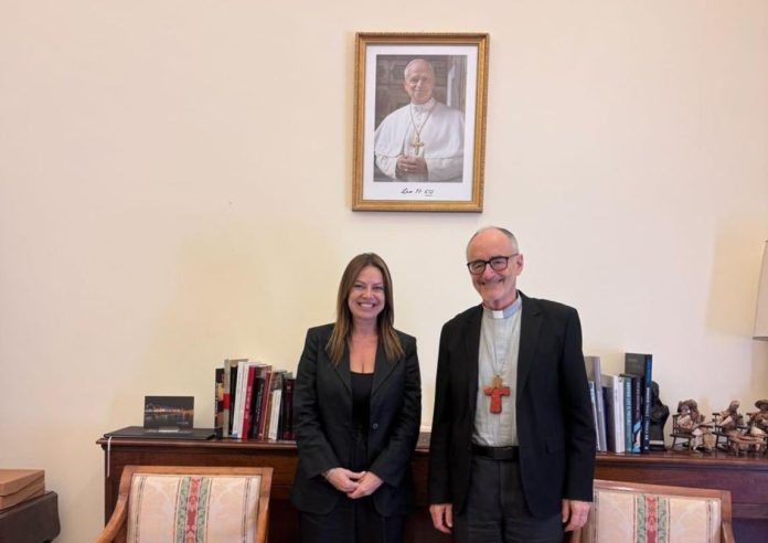 Pettovello expuso las políticas sociales del Gobierno ante el Vaticano y entregó el documento “Museo de la Corrupción”