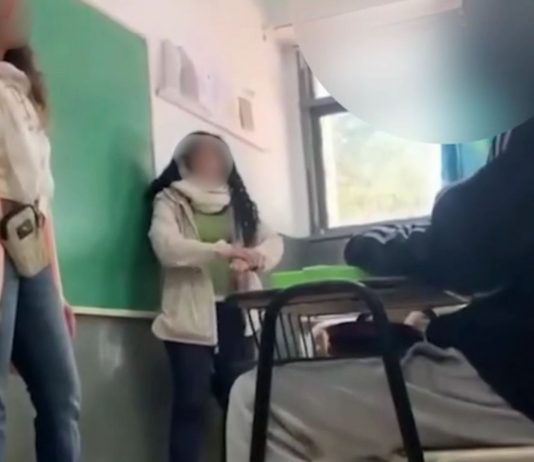 Polémica en Río Negro: una directora pateó el banco de un estudiante y reavivó la discusión sobre disciplina escolar