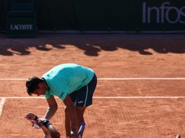 Preocupante imagen en Roland Garros: le ganó al argentino Mariano Navone una batalla de casi cinco horas y se desplomó por el dolor