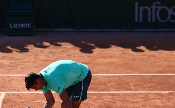 Preocupante imagen en Roland Garros: le ganó al argentino Mariano Navone una batalla de casi cinco horas y se desplomó por el dolor