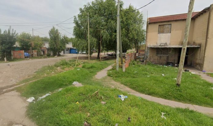 Rescatan a una mujer encerrada por su pareja mientras sus hijos lloraban en la vereda, el hombre fue detenido