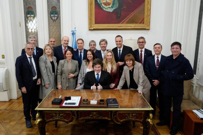 Siempre puedes olvidar: Milei y su Gabinete fingen demencia hasta la próxima explosión