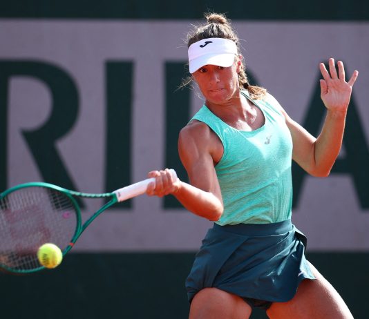 Solana Sierra dio el golpe en Roland Garros al derrotar a Emma Raducanu en el debut
