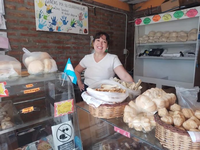 Solidaridad en Carmen de Patagones: una panadería que dona abrigos y regala té, café, pan, bizcochitos y torta fritas para combatir el frío