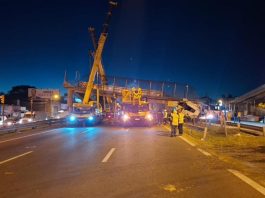 Un camión chocó contra un puente peatonal en la Panamericana y lo derrumbó