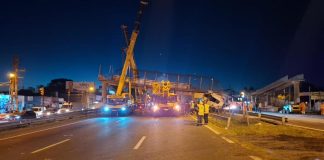 Un camión chocó contra un puente peatonal en la Panamericana y lo derrumbó