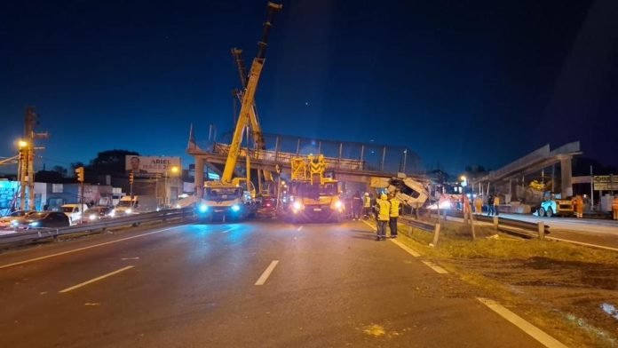 Un camión chocó contra un puente peatonal en la Panamericana y lo derrumbó