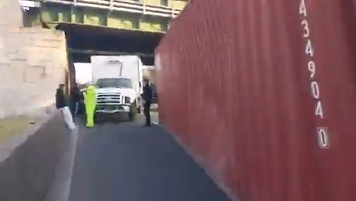 Un camión impactó contra un puente en la General Paz, perdió un contenedor y generó un accidente en cadena