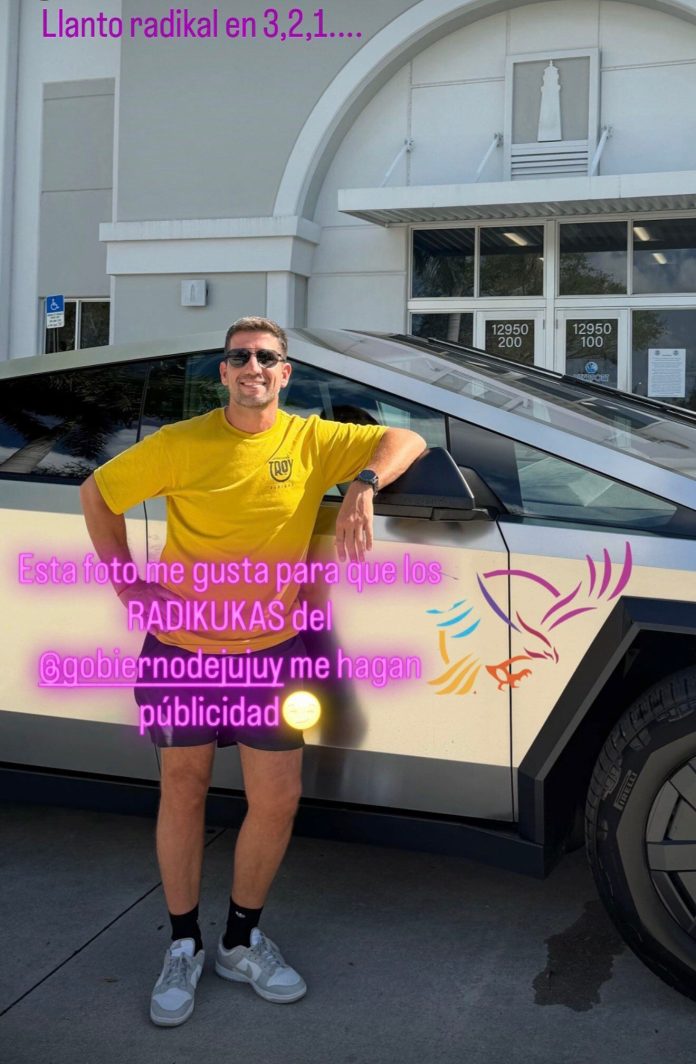Un diputado de La Libertad Avanza llegó al Congreso con una Tesla Cybertruck valuada en más de 100