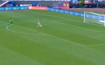 Un futbolista falló un gol imposible con el arco vacío y se viralizó en redes: “Tiene que retirarse”