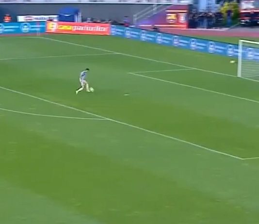 Un futbolista falló un gol imposible con el arco vacío y se viralizó en redes: “Tiene que retirarse”