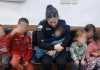 Un hombre manejaba alcoholizado con sus seis hijos, fue detenido y una policía terminó amamantando a su bebé
