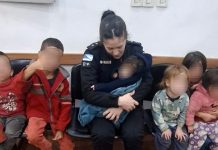 Un hombre manejaba alcoholizado con sus seis hijos, fue detenido y una policía terminó amamantando a su bebé