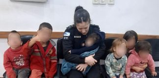 Un hombre manejaba alcoholizado con sus seis hijos, fue detenido y una policía terminó amamantando a su bebé