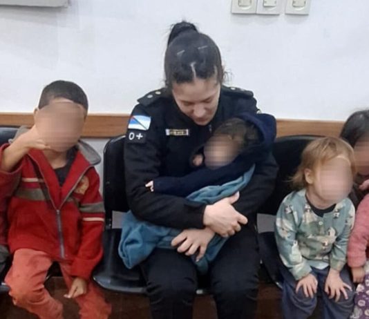 Un hombre manejaba alcoholizado con sus seis hijos, fue detenido y una policía terminó amamantando a su bebé