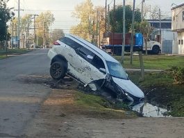Video: robaron una camioneta usando un inhibidor de señal pero fueron perseguidos y terminaron en una zanja