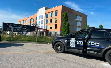 20 patrulleros y 15 motos policiales: las impactantes imágenes de la burbuja blindada de la Selección en Kansas City