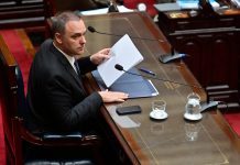 A la espera de señales del Senado, la oposición sigue negociando en Diputados para interpelar a Adorni