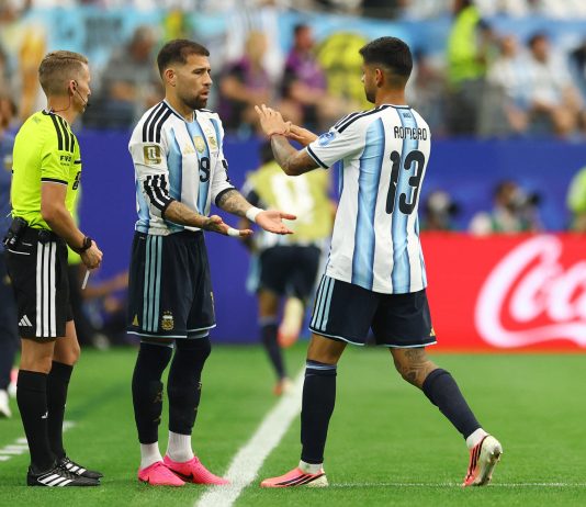 Alarma en la selección argentina: Cuti Romero fue reemplazado por Nicolás Otamendi por un dolor en la rodilla