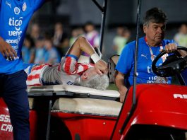 Alarma en Paraguay: una de las figuras del equipo de Gustavo Alfaro salió en camilla y llorando a una semana del debut en el Mundial