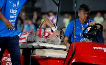Alarma en Paraguay: una de las figuras del equipo de Gustavo Alfaro salió en camilla y llorando a una semana del debut en el Mundial
