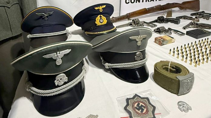 Armas y dagas: la colección nazi de un hombre de Gerli que terminó detenido por vender un uniforme en redes sociales