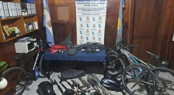 Atraparon a tres personas por administrar un desarmadero de motos en La Plata