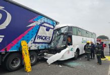 Brutal accidente en Campana: un micro con 26 pasajeros se estrelló contra un camión y dejó múltiples heridos