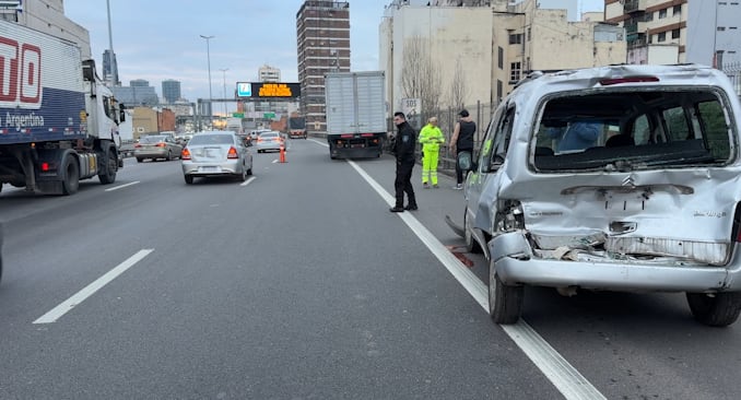 Choque múltiple en la Autopista 25 de Mayo: colisionaron dos camiones y una camioneta