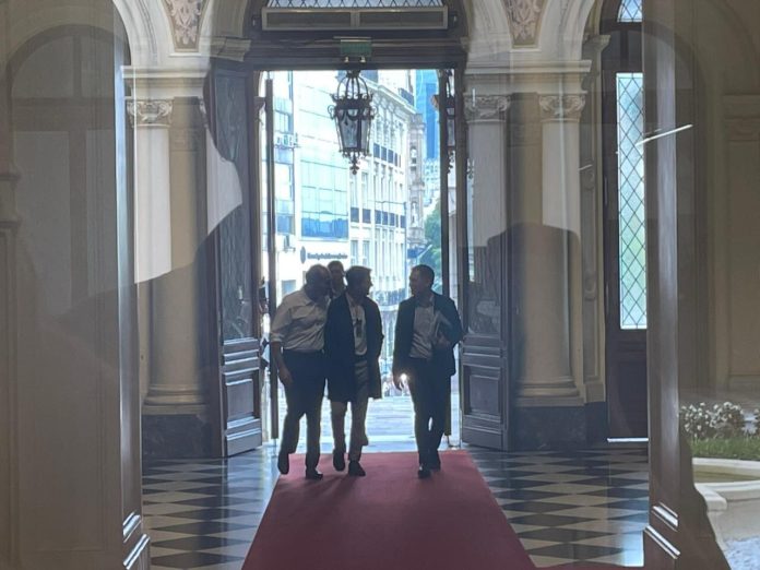 Con Adorni a su lado, Santilli juró como jefe de Gabinete: hubo fuerte presencia de gobernadores y dirigentes del PRO