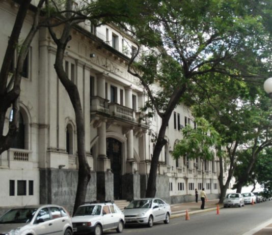 Condenaron a un abogado y a un policía en Santa Fe por extorsionar a un preso a cambio de su liberación