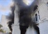 Cooperativistas prendieron fuego la entrada de la municipalidad de La Plata y rompieron vidrios