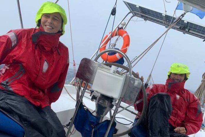 Dejaron su vida en tierra firme, viven en un velero y educan a sus hijos mientras recorren América