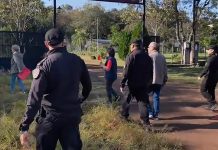 Desobedeció una orden judicial, intentó atacar a policías con un machete y mordió a una oficial: quedó detenida