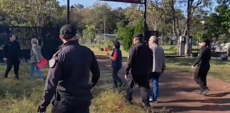 Desobedeció una orden judicial, intentó atacar a policías con un machete y mordió a una oficial: quedó detenida